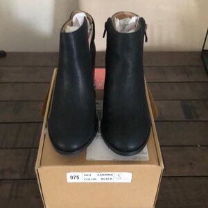 New in box Journee Collection Sabrina black booties size 7.5